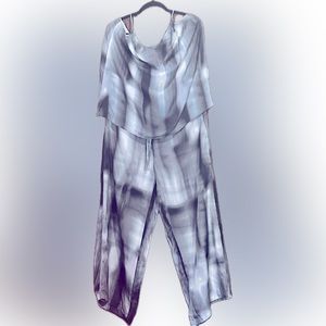 Women’s 2pc Lou & Grey loungewear. V-neck, A-line shape, elastic waistband